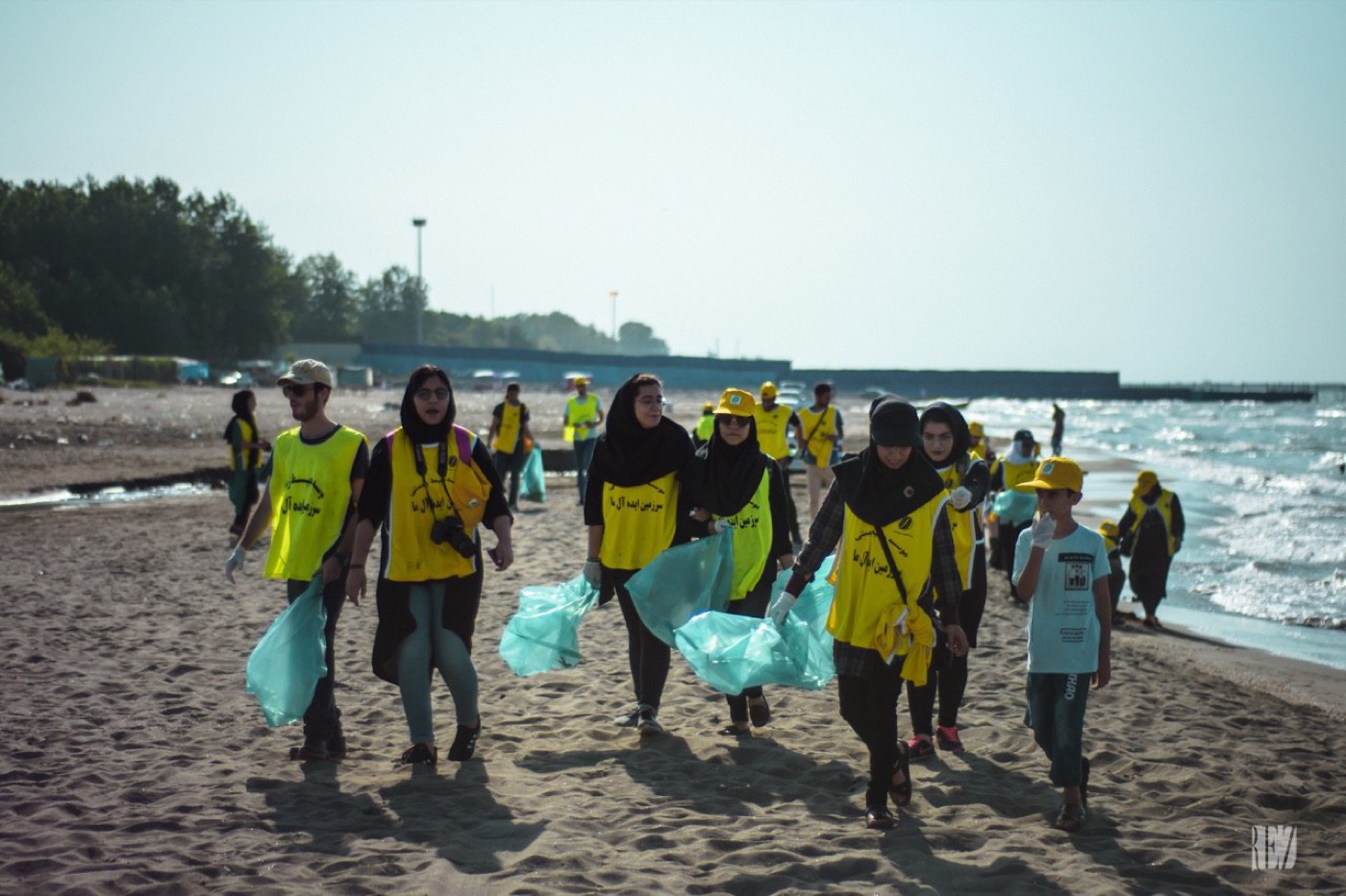 Jasmine Bahrami volunteering at a beach cleanup