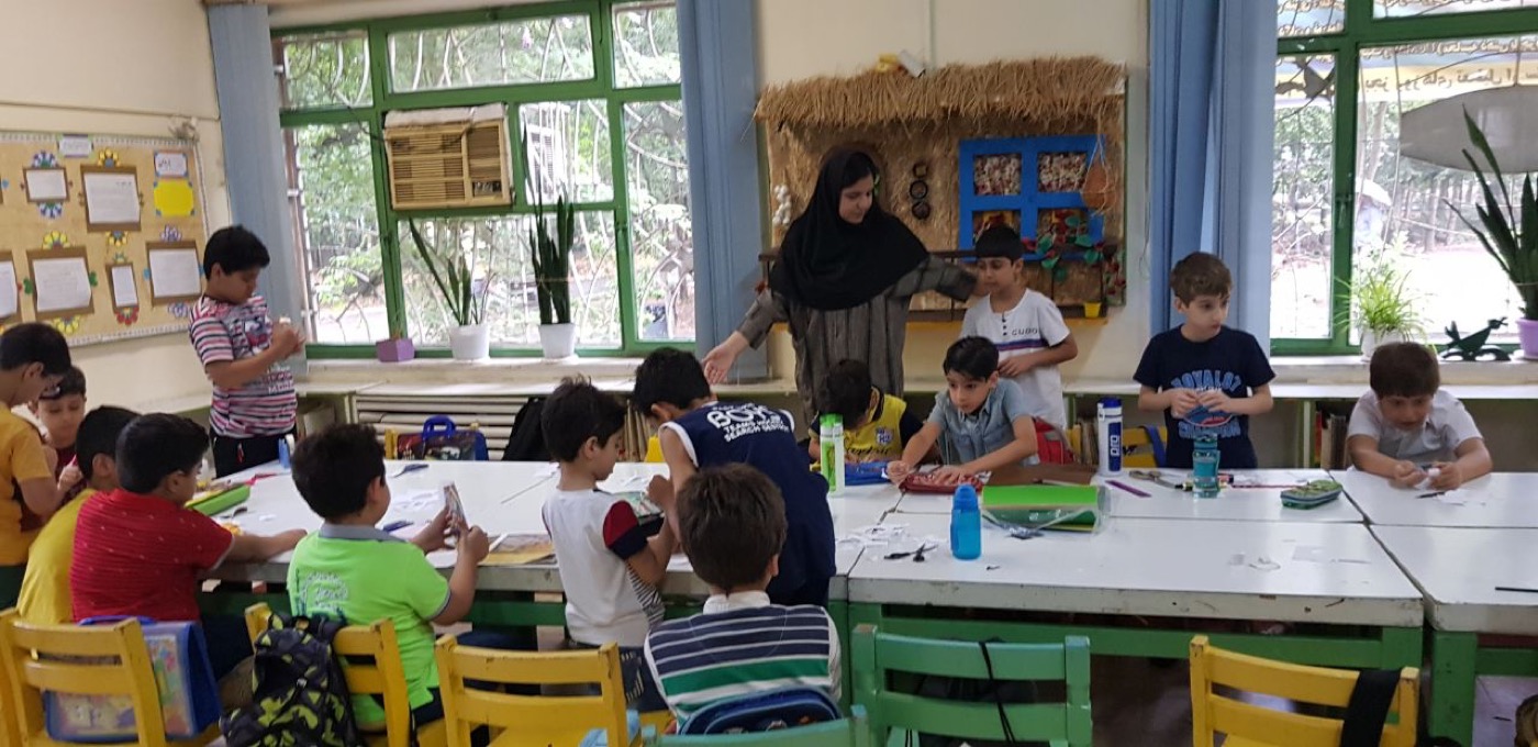 Jasmine Bahrami teaching art to kids